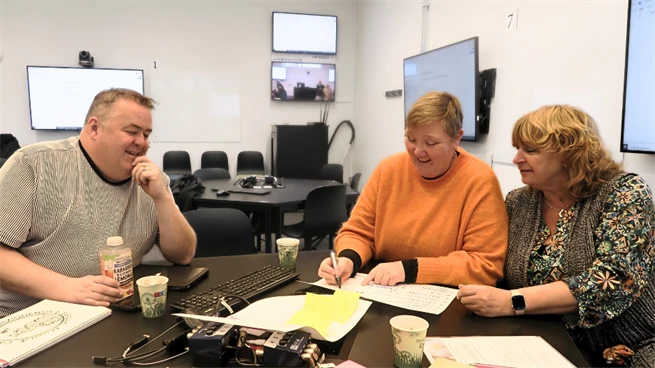 Tre geografilärare, två kvinnor och en man, gör grupparbete tillsammans under workshoppen