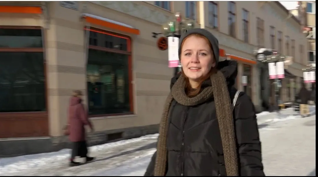 Student går på prästgatan i Östersund