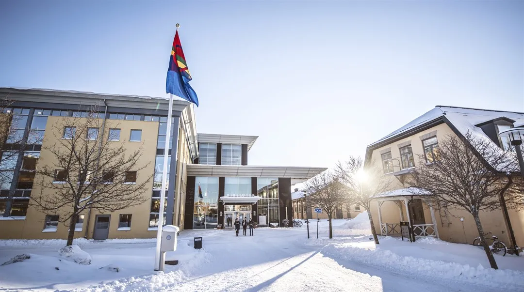Campus Östersund med samiska flaggan 
