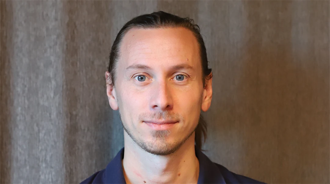 En man med blå tröja