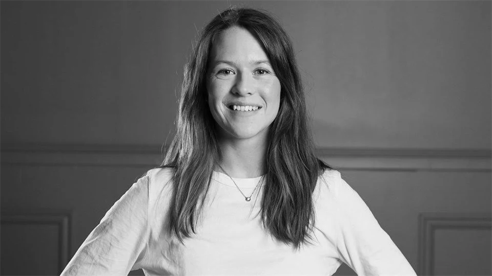 Svartvit bild på Sanna Fjellström från Folkhälsomyndigheten