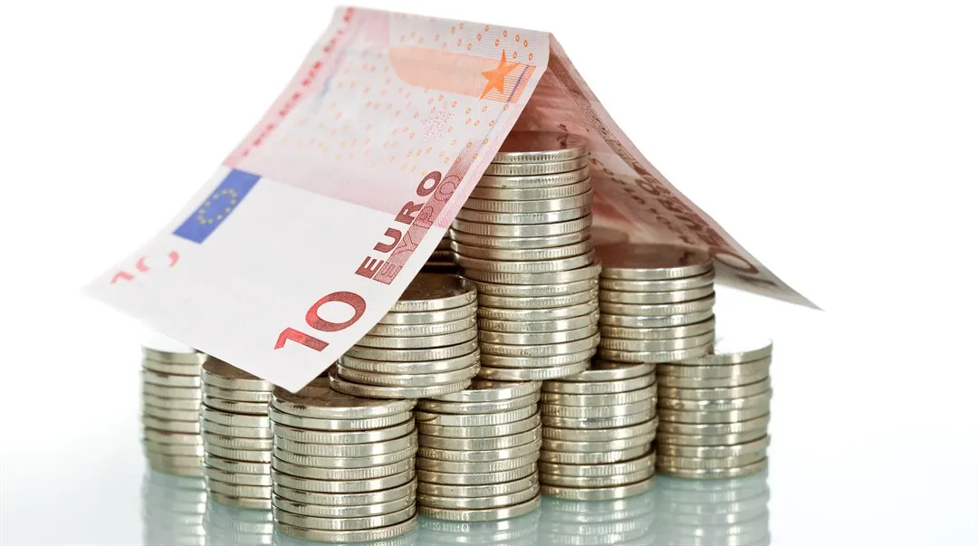 Mynthögar med en vikt sedel på toppen.