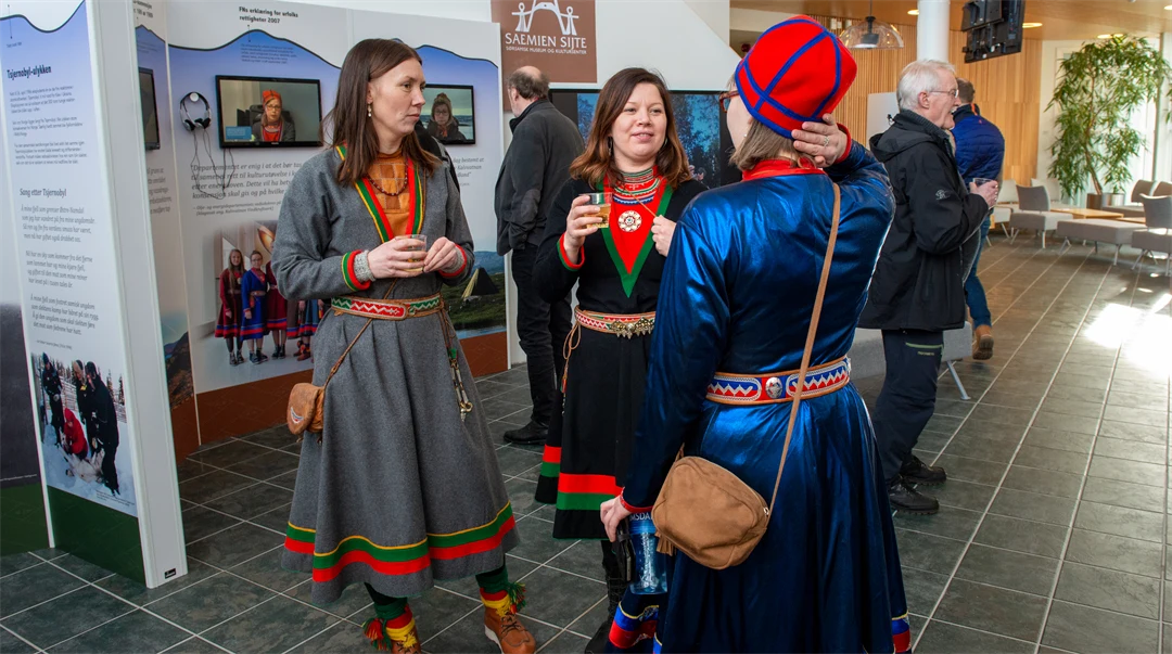 Tre kvinnor i sydsamiska dräkter.