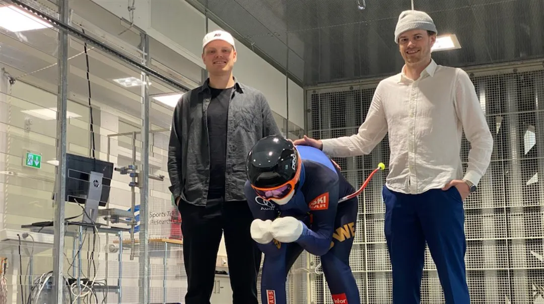 Studentern studenterna Linus Hermansson och Rasmus Blixt vid Sportteknologiprogrammet med testdocka i vindtunneln.