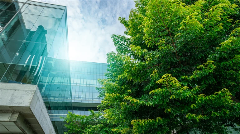 Hållbar infrastruktur – glasbyggnad och träd