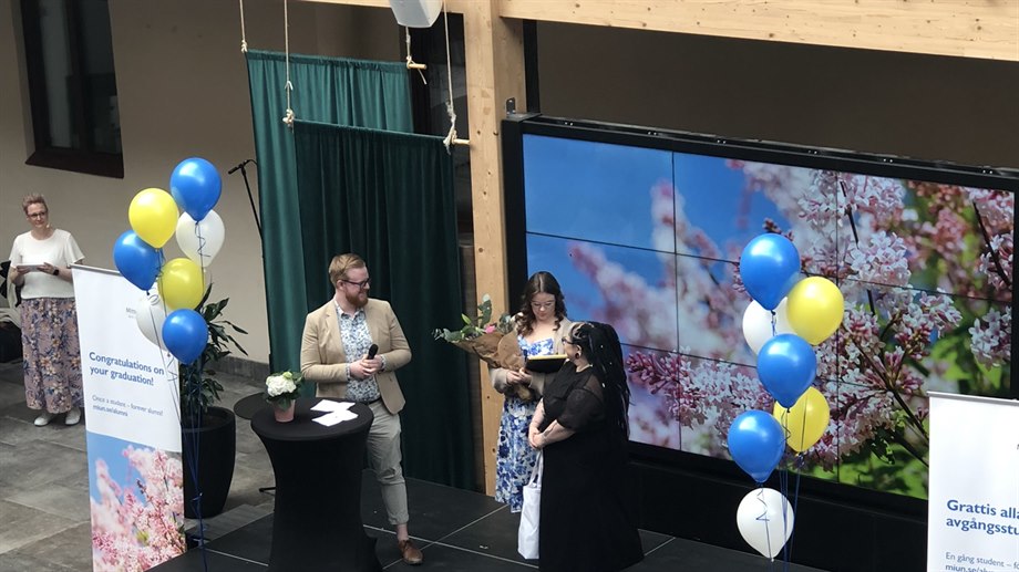 Studentkårens ordförande och vice ordförande ger pris till årets mest kåraktiva, Jennifer Bergman. 