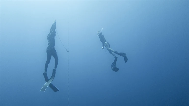 Carlos Negrete på väg mot ytan efter ett dyk till 45 meter, möts upp av säkerhetsdykare.