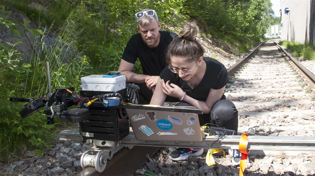 Irida Shallari och Anders Olsson tittar på mätresultat på en dator.