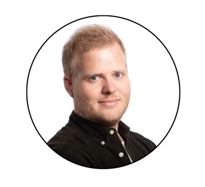 En man med ljust hår och en svart skjorta.