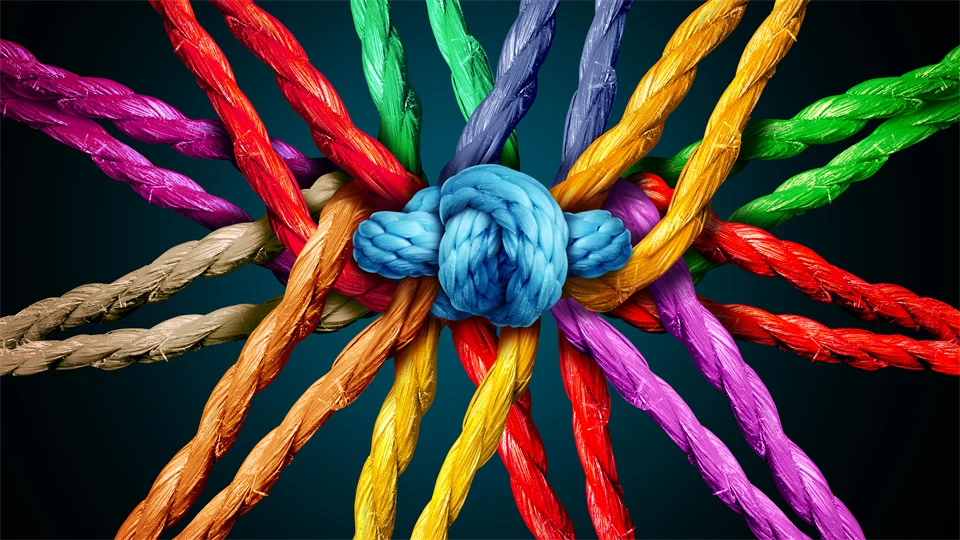 Olikfärgade rep i en knut