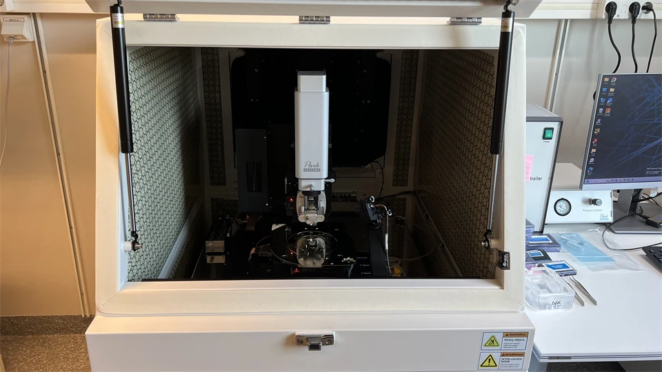 Avancerad utrustning i ett lab.