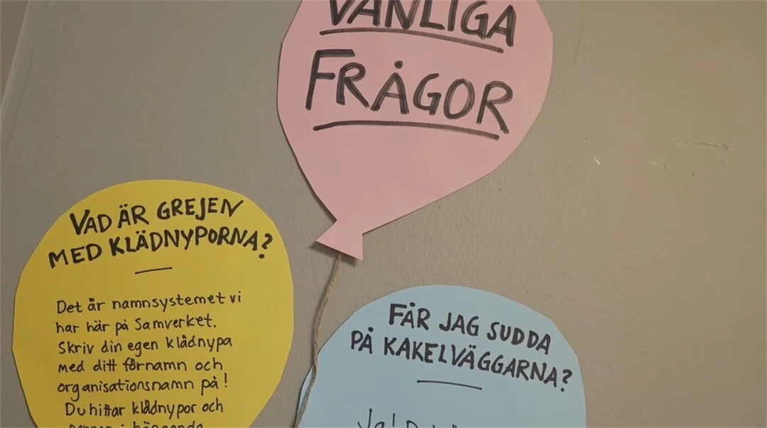 Färgade lappar med text 