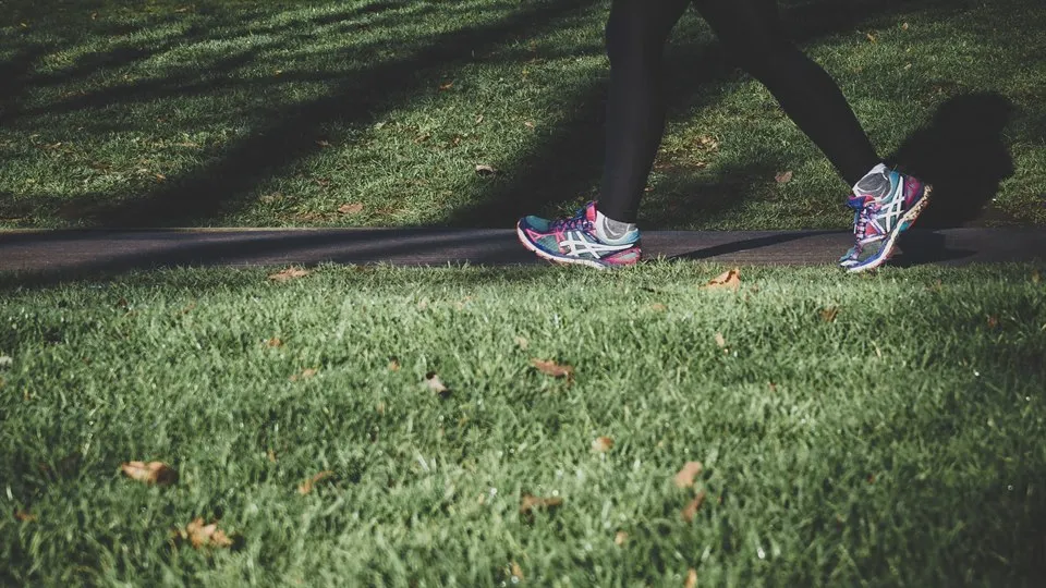 En person som joggar på en stig. 