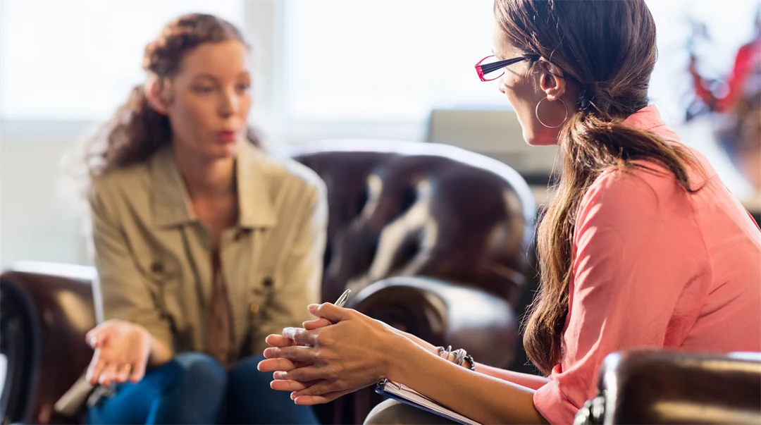 Psykolog har session med sin patient.