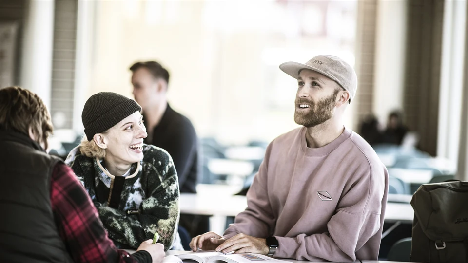 Studenter i campusmiljö.