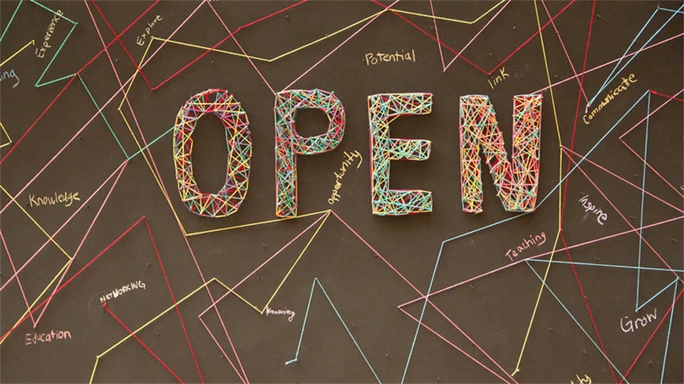 Ordet Open skapat av garntrådar