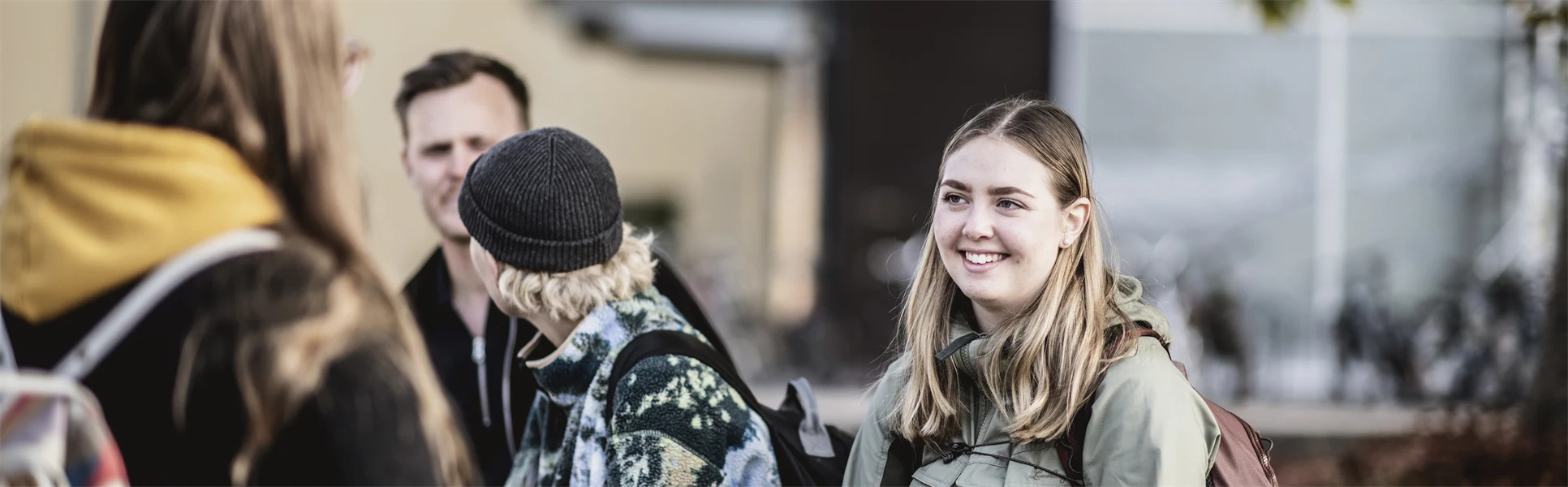 Studenter i campusmiljö.
