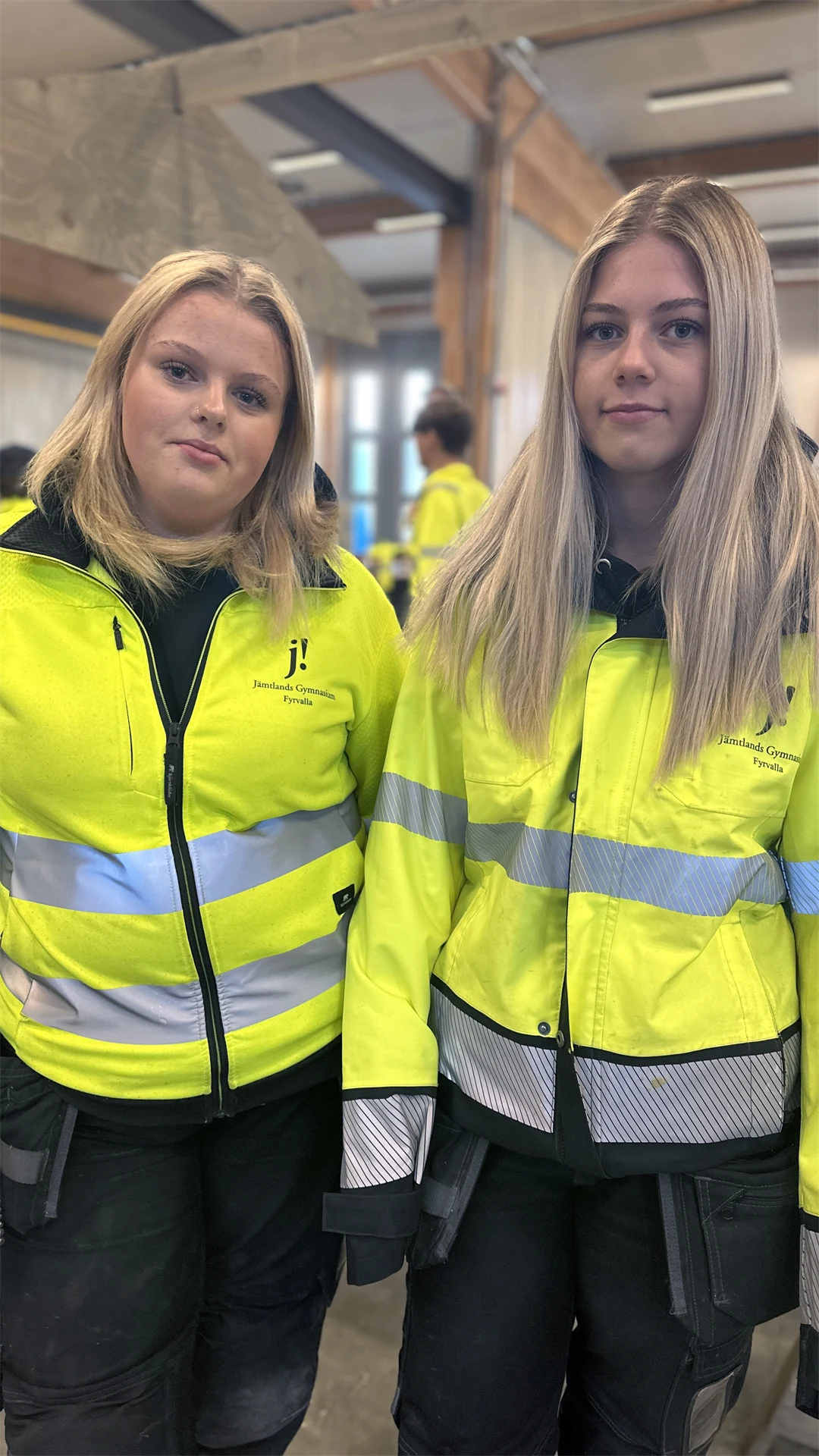 två flickor i gula reflexvästar