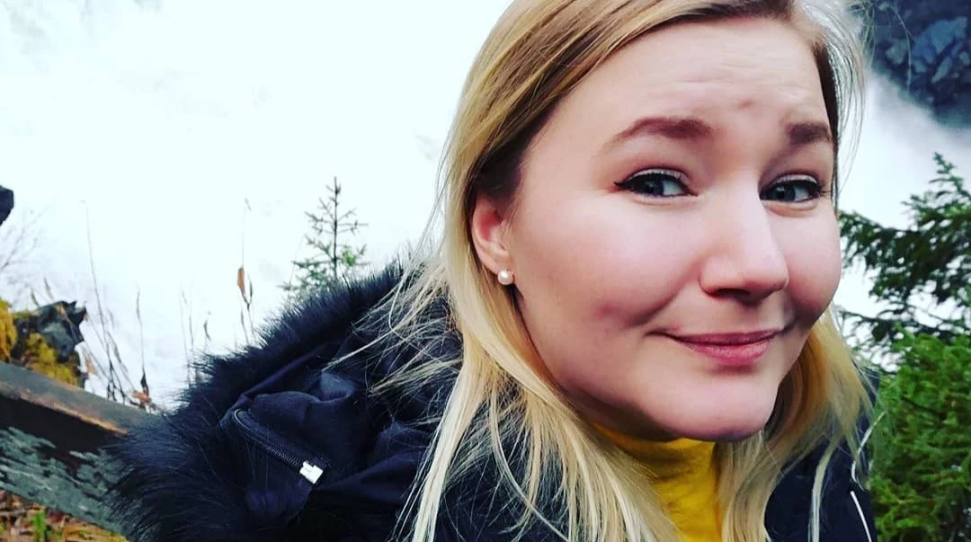 Porträttfoto av en kvinna med långt blont hår