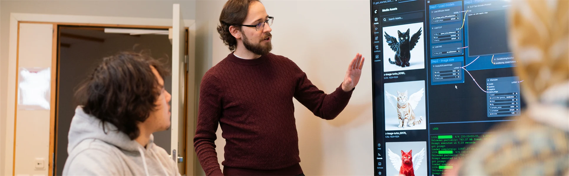 En man står vid en skärm och undervisar. Skärmen visar AI kod.