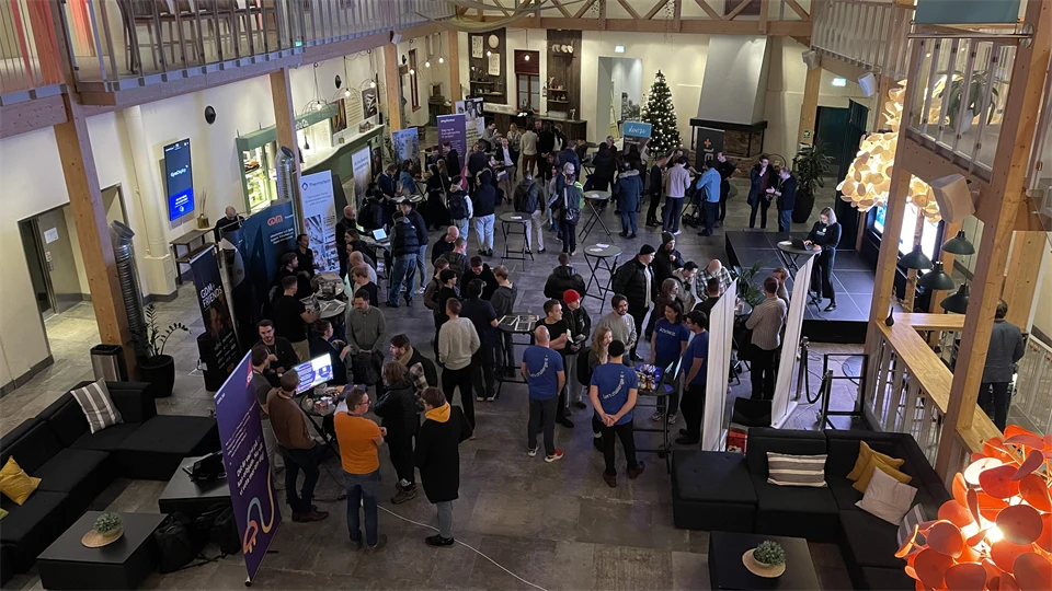 stort ljus rum med människor som minglar