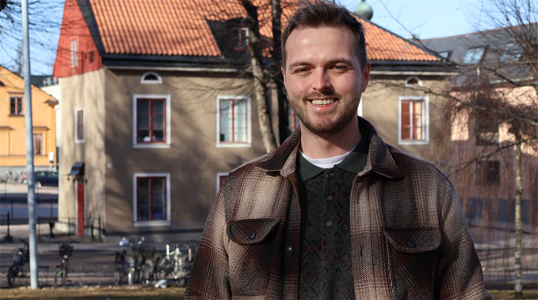 En man med brunt hår och brun jacka