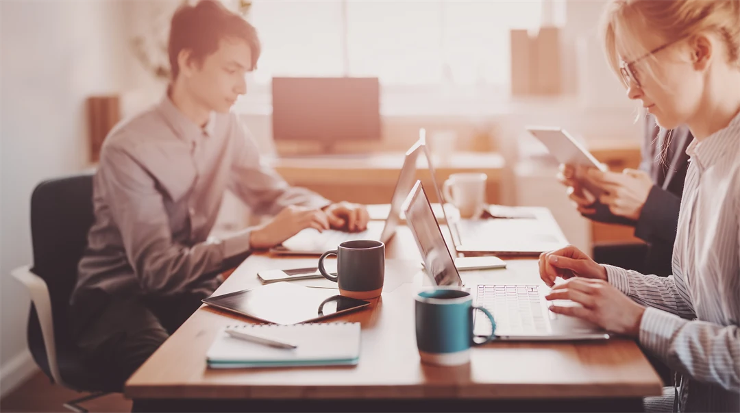 Anställda som arbetar tillsammans på kontoret