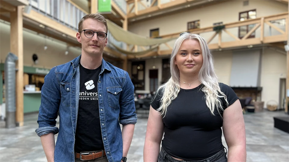 En man och kvinna står bredvid varandra.