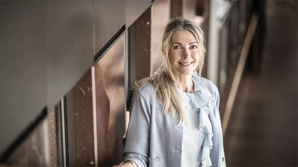 Porträttfoto av leende kvinna i ljusa kläder
