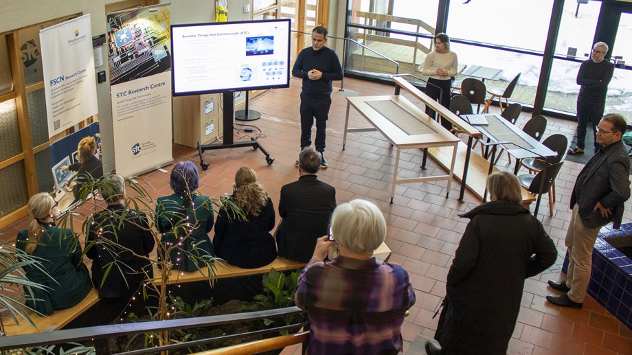 Mattias O ́Nils, leader of STC, presents the research at the centre.