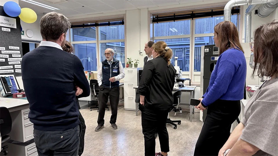 Personer i labbmiljö.