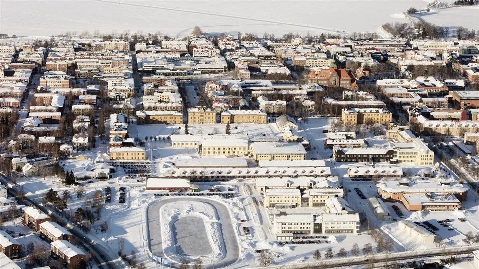 På Mittuniversitetets campus i Östersund finns två centrumbildningar med fokus på bland annat idrottsforskning, Nationellt Vintersportcentrum och Sports Tech Research Centre.