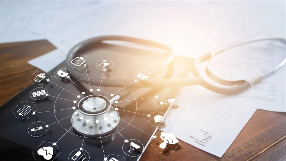 Illustration av e-hälsa: ett stetoskop ligger på en smartphone och i luften runt syns hälsorelaterade ikoner.