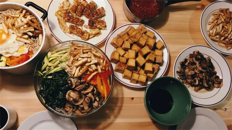 Bord med flera asiatiska rätter