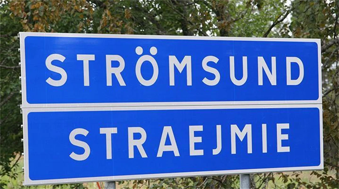 Dubbel vägskylt med texten Strömsund Straejmie
