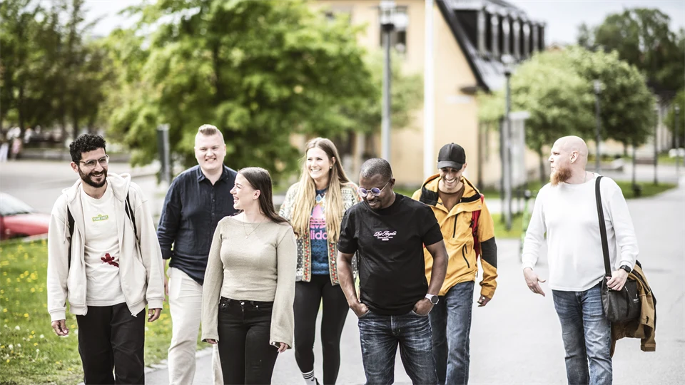 glada studenter campusmiljö.