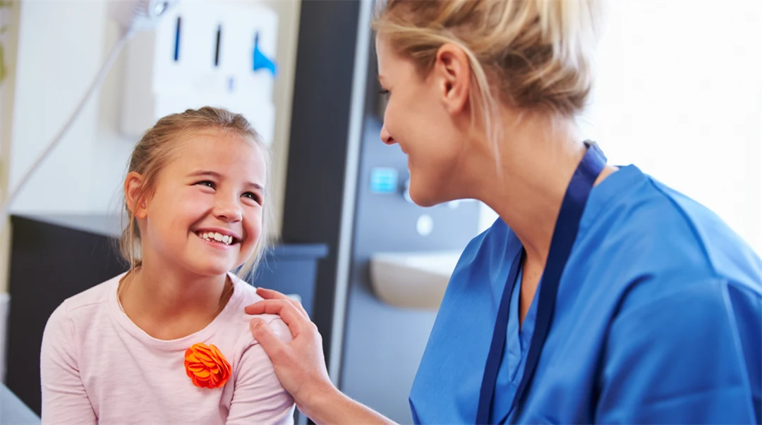 Flicka som blir undersökt av en distriktsjuksköterska