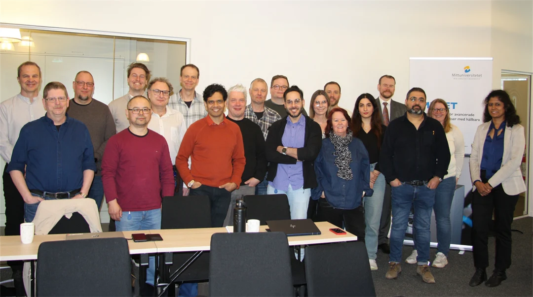 En grupp personer står tillsammans i ett konferensrum.