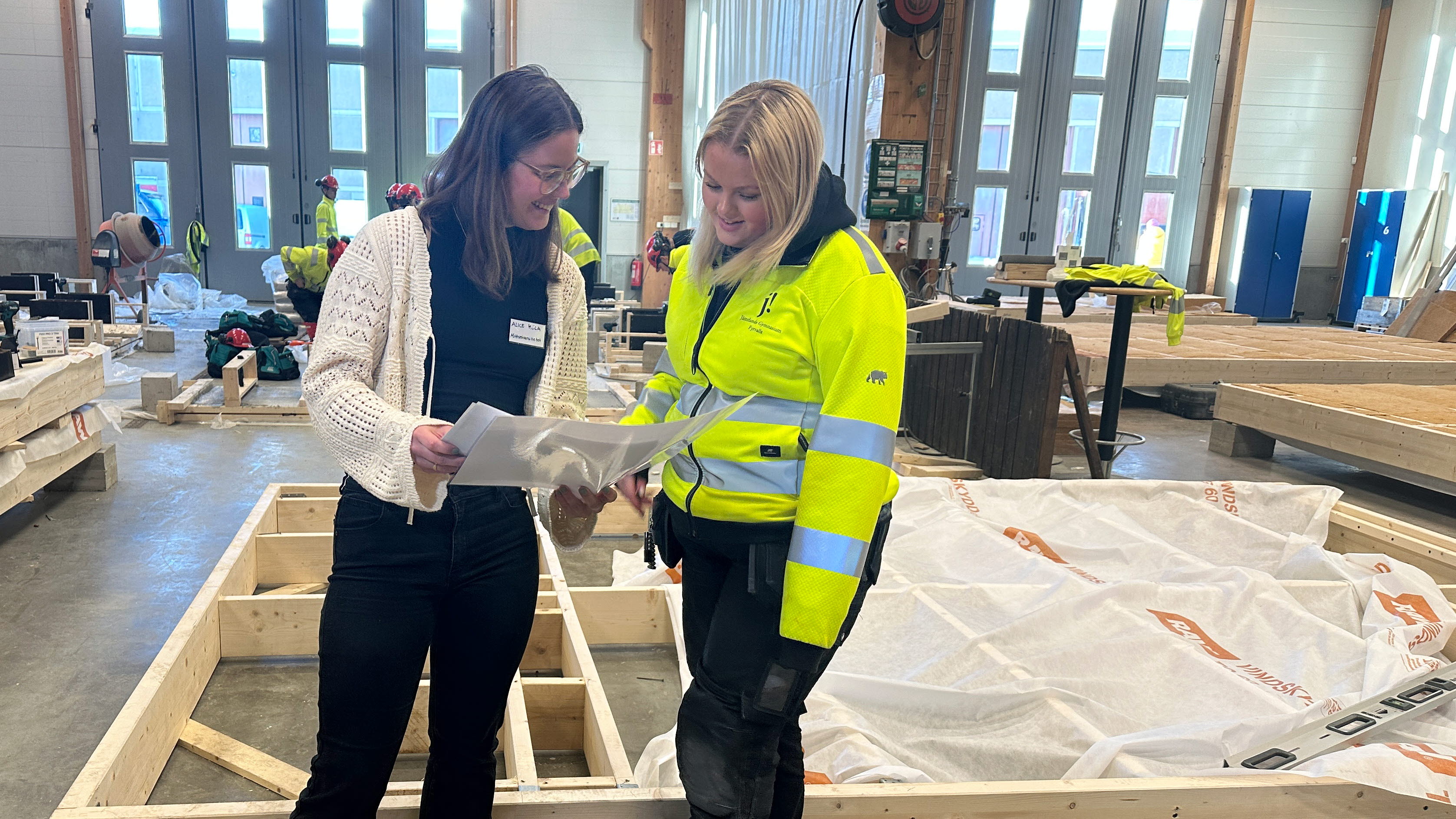 två kvinnor som står och pratar