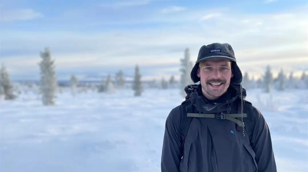 Fredrik Olausson i ett vintrigt landskap