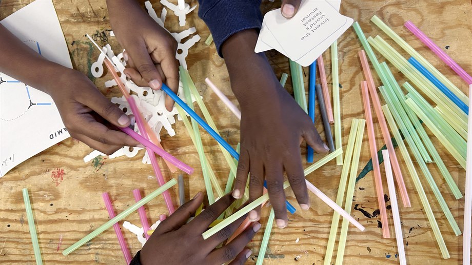 Strawbees, eleverna får bygga ihop sugrör till olika kreationer.