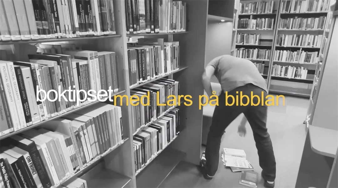 en man plockar upp böcker från golvet i biblioteket