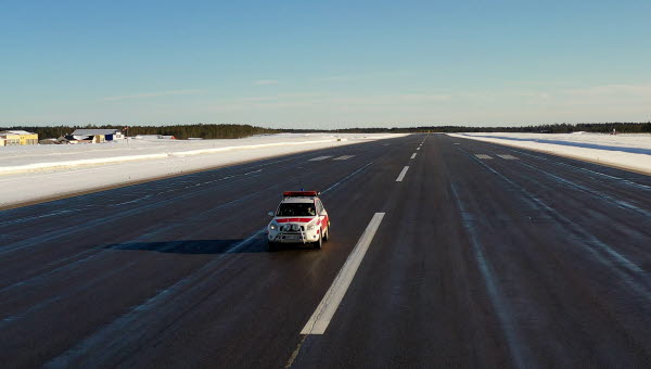 Bil som kör på en landningsbana på Örnsköldsviks flygplats.