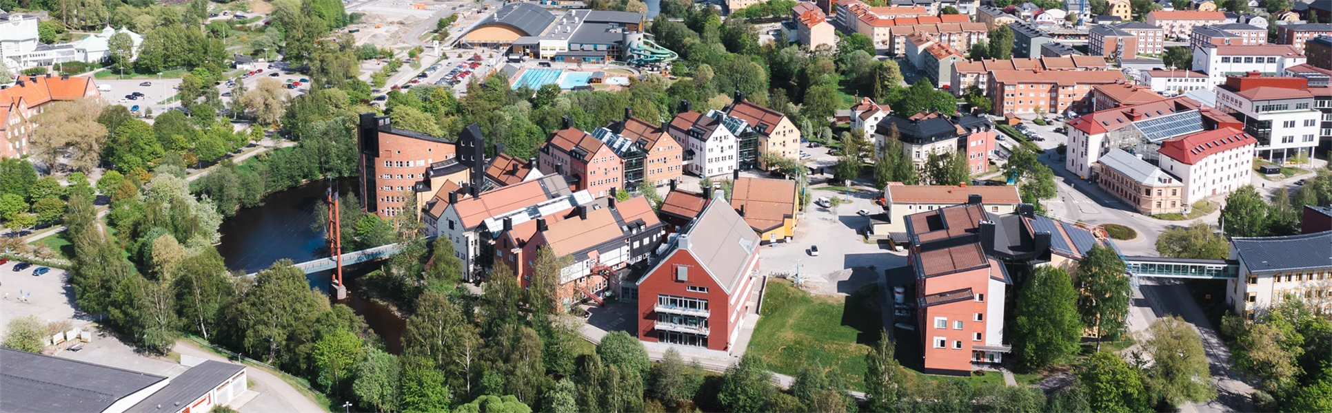 Drönarbild, Campus i förgrunden, Sundsvalls stad i bakgrunden