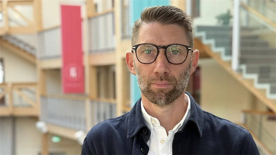 Porträtt på Niklas Bolin en ljusgård