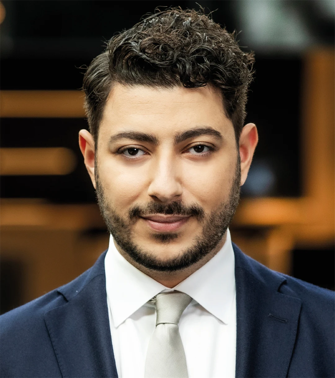 en man ler och tittar in i kameran