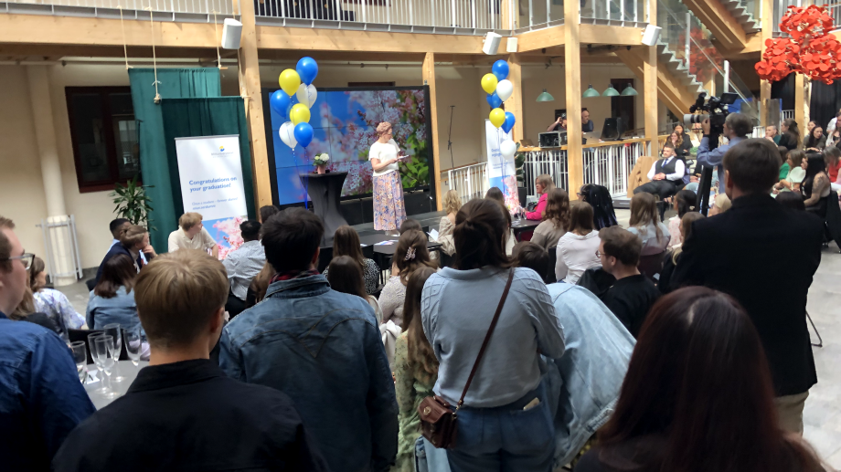 Moderator Lina Näsström, kommunikationsavdelningen.