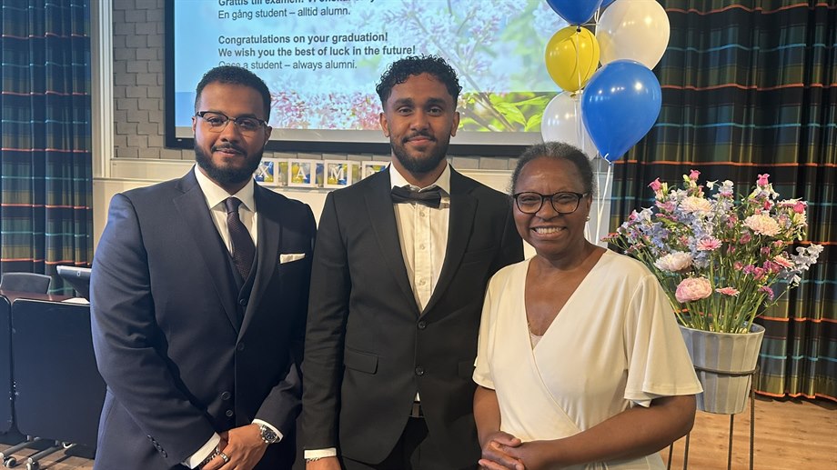 Talare Wanjiku Kaime, universitetslektor, institutionen för psykologi och socialt arbete med alumner från ekonomprogrammet. 