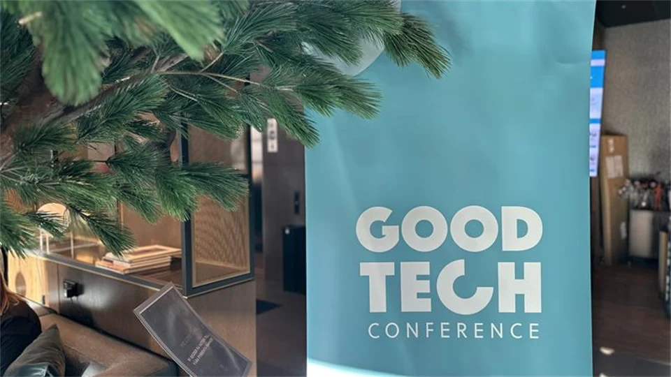 A light blue sign with the text Good tech conference