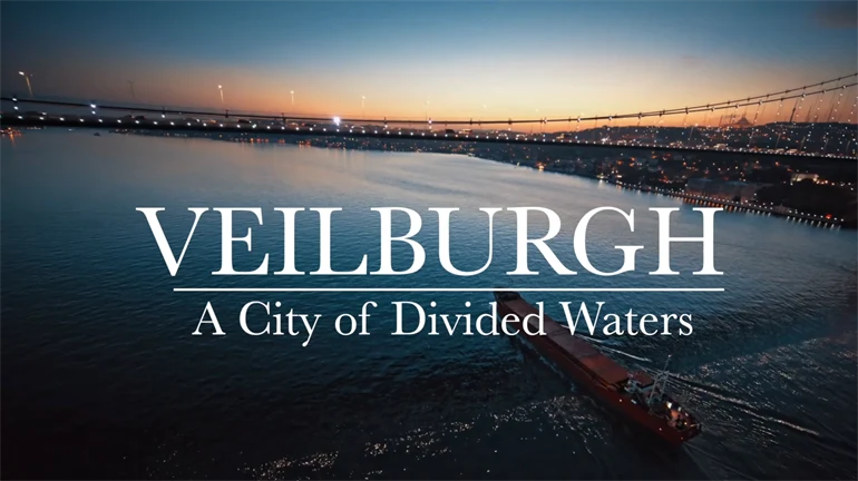 En bild av en bro över vatten vid solnedgången med texten 